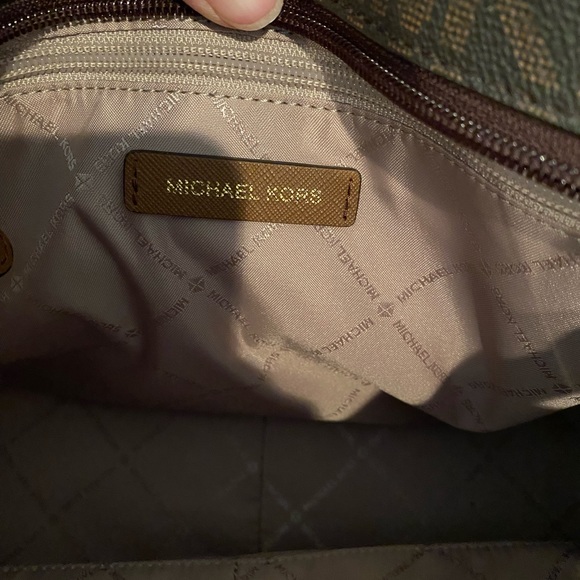 Brand New without tags Michael Michael Kors
SYLVIA SIGNATURE MEDIUM TOTE - Picture 10 of 14